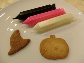 手づくりクッキーとチョコペン