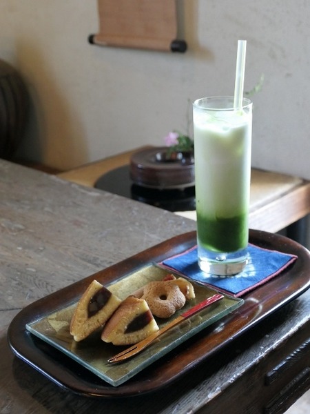 冷たい緑茶の牛乳割り