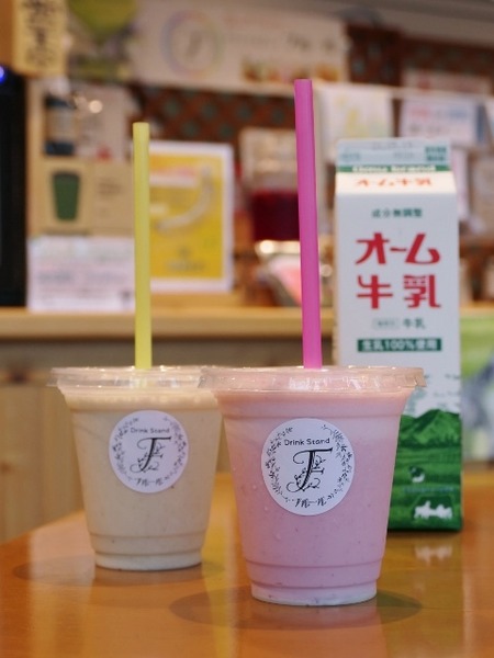 オーム牛乳でつくったいちごミルクとバナナミルク。