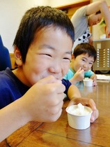 子どもたちはアイスづくり5