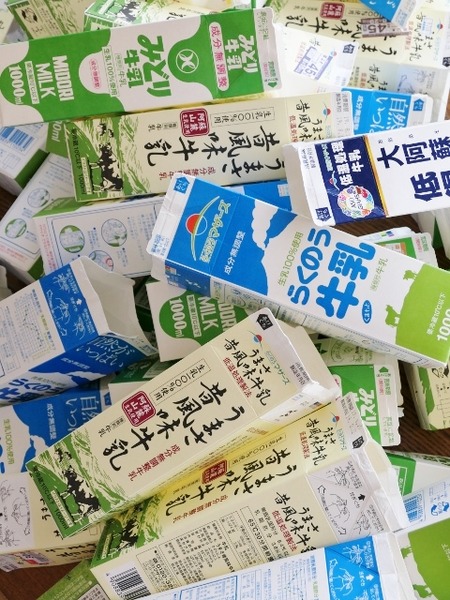 牛乳パック切り。