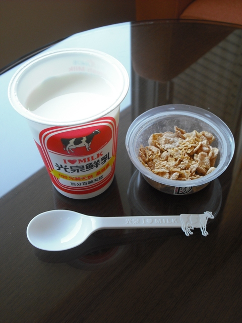 台湾の牛乳事情 コーンフレーク付きカップ牛乳 愛しの牛乳パック