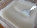 04 牛乳と砂糖を入れてよく混ぜたら電子レンジでチン。