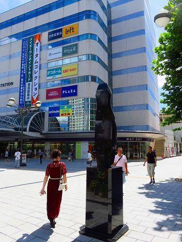 JR浜松駅北口広場、キタラにあるオブジェ～「MATAKITA LA」。 (浜松市