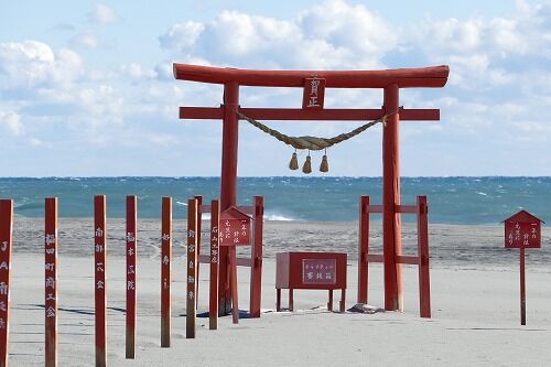 福田海岸に建てられた鳥居を見る 磐田市 フーちゃんのカメラウオッチング