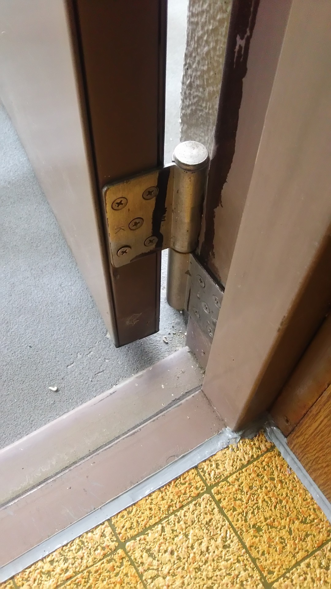 当社管理物件入居者の皆様へ 賃貸アパート マンション 貸家玄関ドアの接合部 蝶番 を点検しましょう 有限会社不動産リサーチ 公式サイト