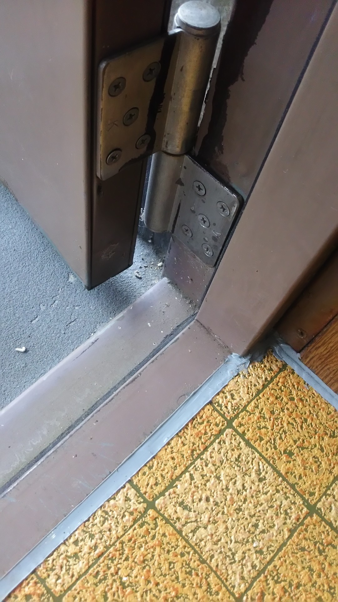 当社管理物件入居者の皆様へ 賃貸アパート マンション 貸家玄関ドアの接合部 蝶番 を点検しましょう 有限会社不動産リサーチ 公式サイト