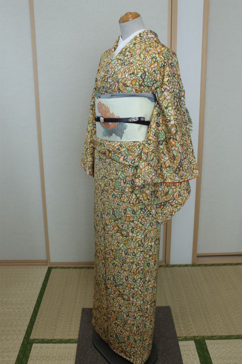 深いグリーンに虹色の四角形が織られた大島紬の小紋 着物 | unimac.az