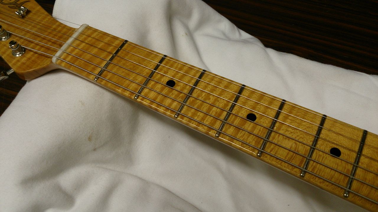 バリトラの逸品!カーリーメイプルネックギター完成です! : フジゲン