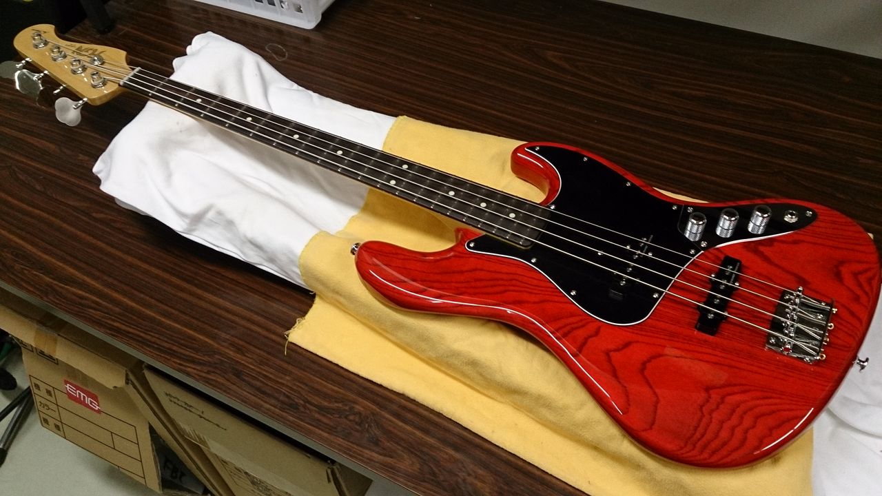 カッコいい！とてもロックな赤ベース登場です！ : フジゲン工場ブログ