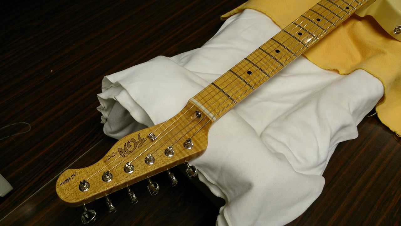 バリトラの逸品！カーリーメイプルネックギター完成です