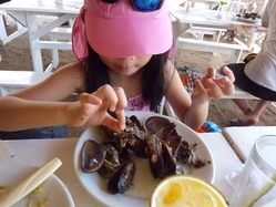 ムール貝を食べる