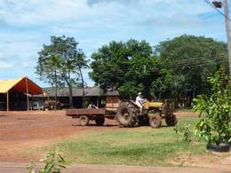 黄色いテントと農業機械