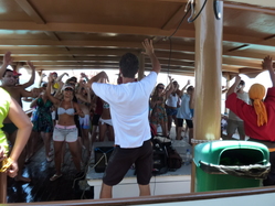 陽気なアテンド8