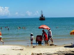 遠くに海賊船が