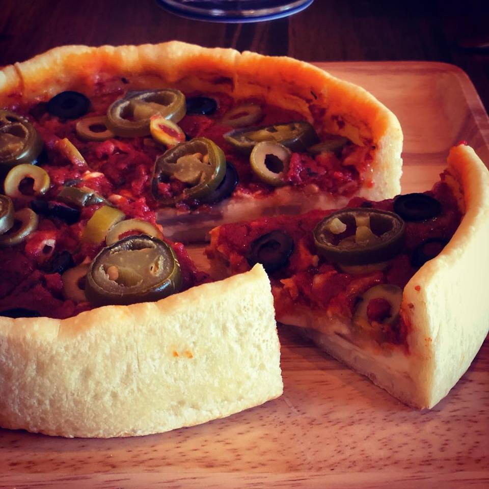 1 25 金 ガレージのピザは2種類 シェアするならディープディッシュピザがオススメ 藤沢でクラフトビールとワイン 藤沢ガレージ Kailand