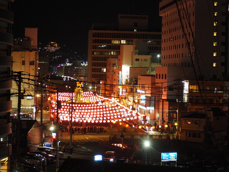 大徳寺公園階段からのピンクのランタンP2201090