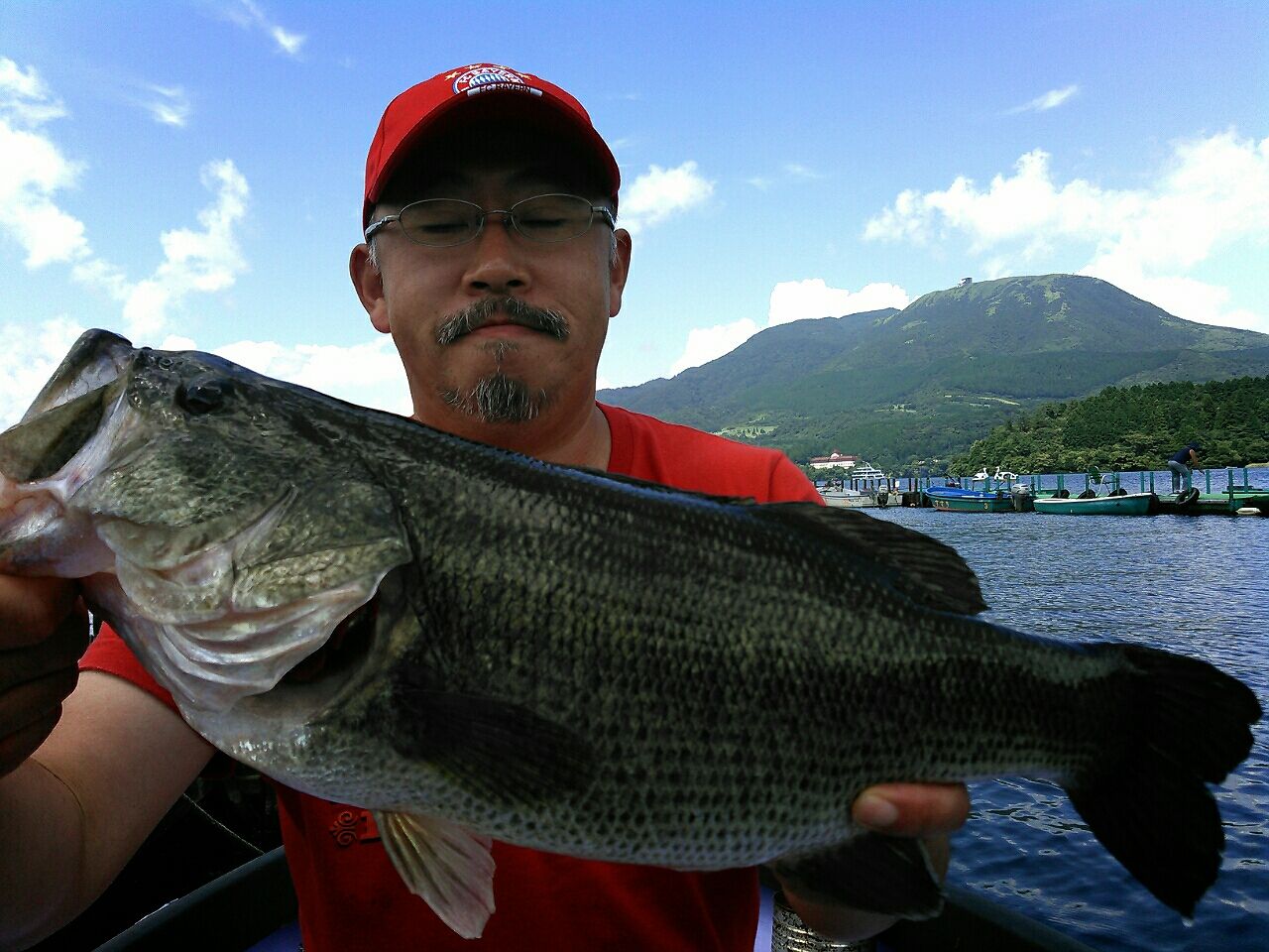 桐生さんがバス47cm 50gをトップでゲット 芦ノ湖 福井釣船店 桐生さんがバス47cm 50gをトップでゲット 芦ノ湖 福井釣船店