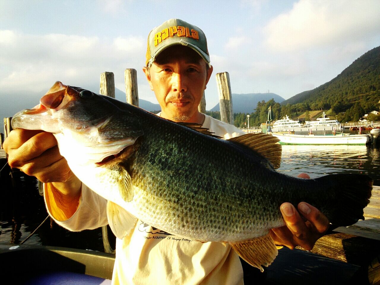 関野さん グッドコンディションのバス49センチ 2 500グラム 芦ノ湖 福井釣船店