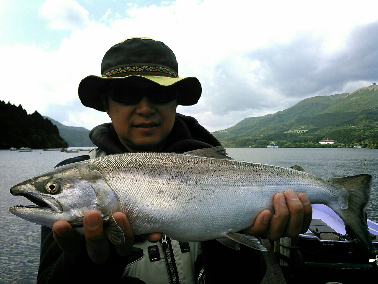 板谷さん 今季自己２本目のサクラマスget 芦ノ湖 福井釣船店