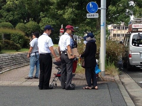 ベビーカーの母親に歩道にあがれと