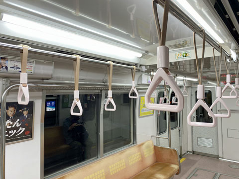 OsakaMetro の三角形のつり革持ち手 : ふらふら関西