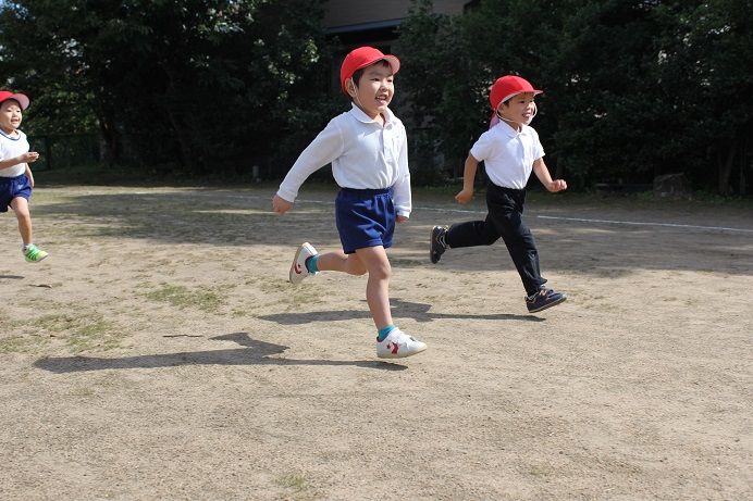 走る姿 ふくの青葉幼稚園 走る姿 ふくの青葉幼稚園