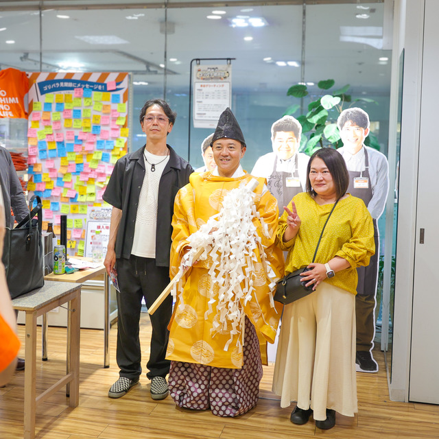 パラシュート部隊 斉藤優さんが「ゴリパラ雑貨店」2026年 インキューブ天神店にて、“斉藤大明神”ご祈祷グリーティング。