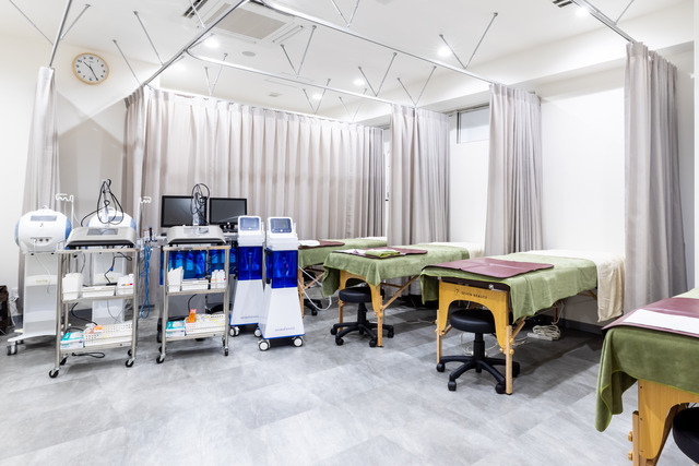 「オラクル美容皮膚科 福岡天神院」施術室