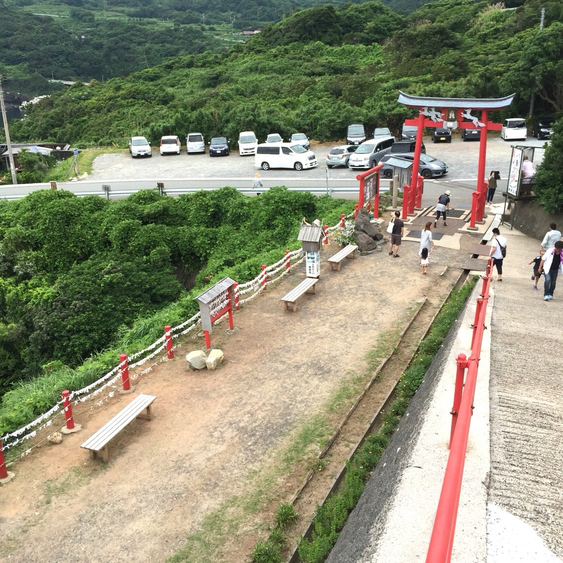 Cnn 15年 日本の最も美しい場所31選 山口県長門市の 元乃隅稲成神社 朱色の鳥居と青い海と緑の岬 フクオカーノ Cnn 15年 日本の最も美しい場所31選 山口県長門市の 元乃隅稲成神社 朱色の鳥居と青い海と緑の岬 フクオカーノ