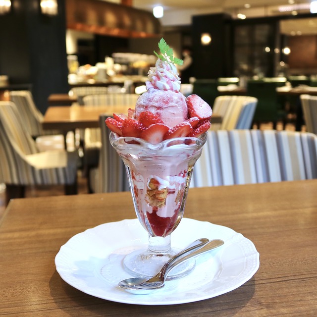 西鉄グランドホテル「グランカフェ」プレミアムストロベリーパフェ