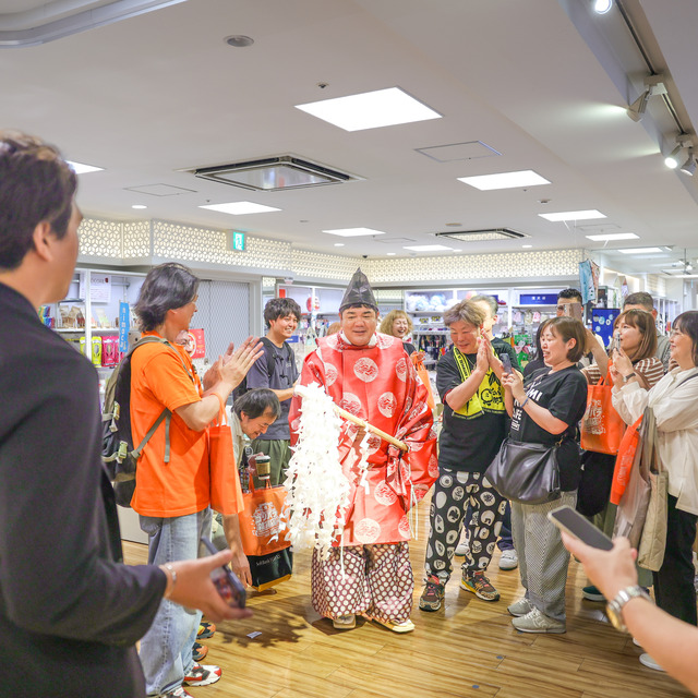 ゴリけんさんが「ゴリパラ雑貨店」2026年 インキューブ天神店にて、“ゴリ大明神”ご祈祷グリーティング。