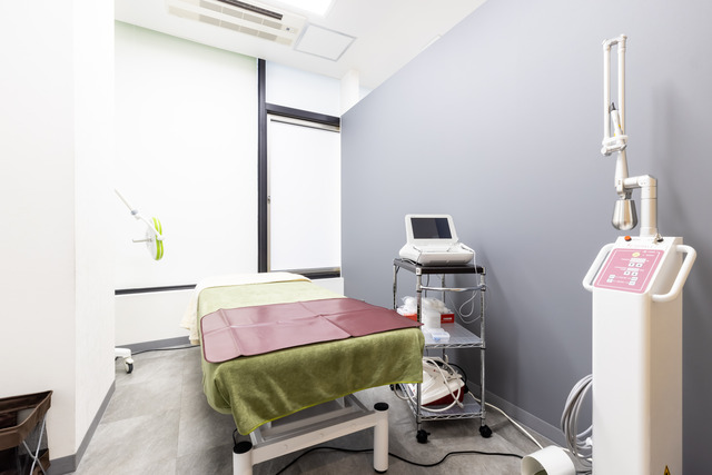 「オラクル美容皮膚科 福岡天神院」施術室