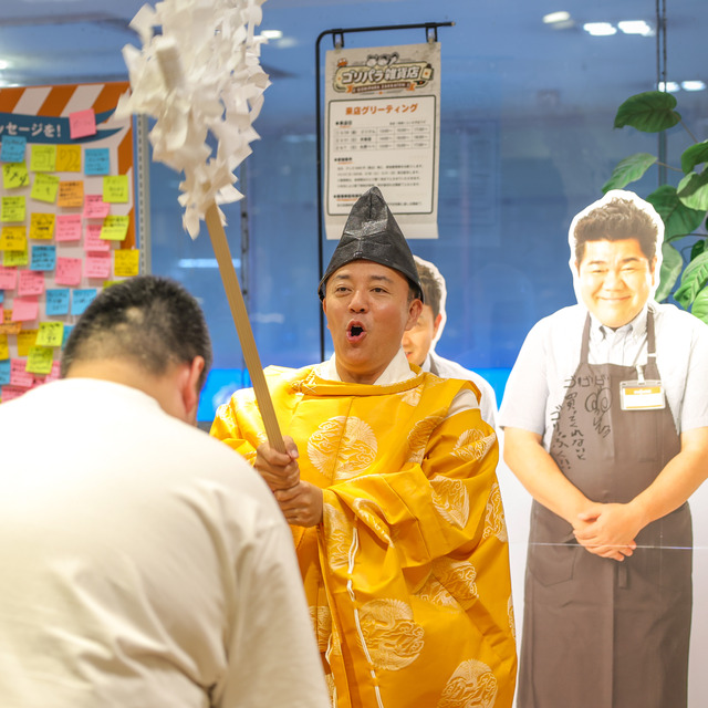 パラシュート部隊 斉藤優さんが「ゴリパラ雑貨店」2026年 インキューブ天神店にて、“斉藤大明神”ご祈祷グリーティング。