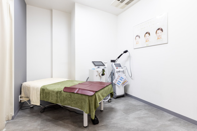 「オラクル美容皮膚科 福岡天神院」施術室