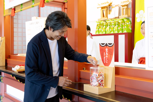 織田裕二、趣里、本広克行監督が福岡・太宰府天満宮で踊るヒット祈願