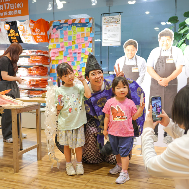 パラシュート部隊 矢野ぺぺさんが「ゴリパラ雑貨店」2026年 インキューブ天神店にて、“ぺぺ大明神”ご祈祷グリーティング。