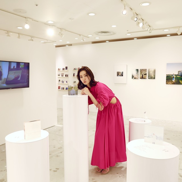 高田里穂さんが福岡パルコに来場「私が撮りたかった女優展」