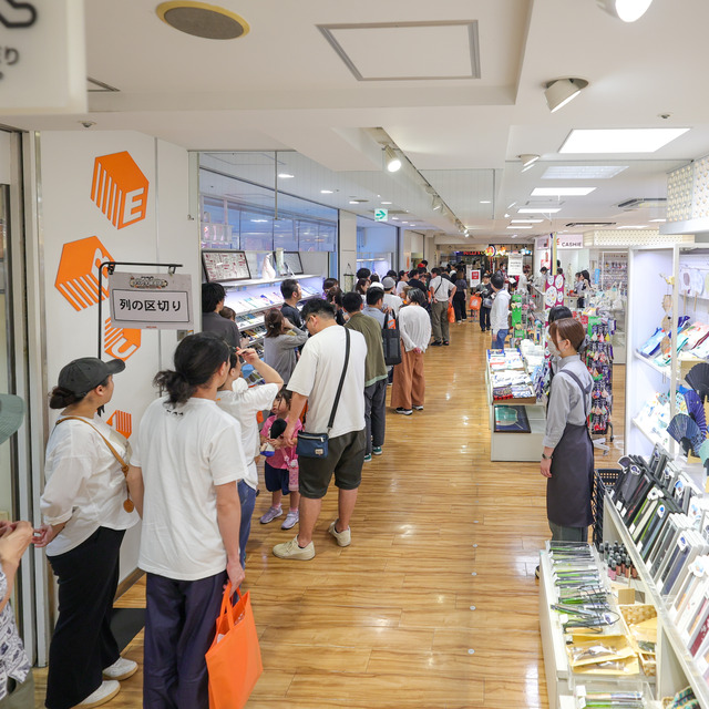 パラシュート部隊 矢野ぺぺさんが「ゴリパラ雑貨店」2026年 インキューブ天神店にて、“ぺぺ大明神”ご祈祷グリーティング。
