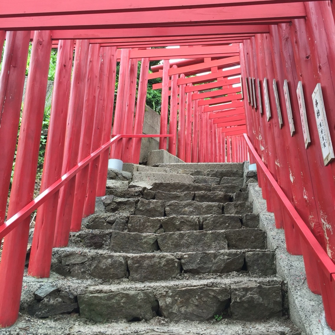 Cnn 15年 日本の最も美しい場所31選 山口県長門市の 元乃隅稲成神社 朱色の鳥居と青い海と緑の岬 フクオカーノ Cnn 15年 日本の最も美しい場所31選 山口県長門市の 元乃隅稲成神社 朱色の鳥居と青い海と緑の岬 フクオカーノ