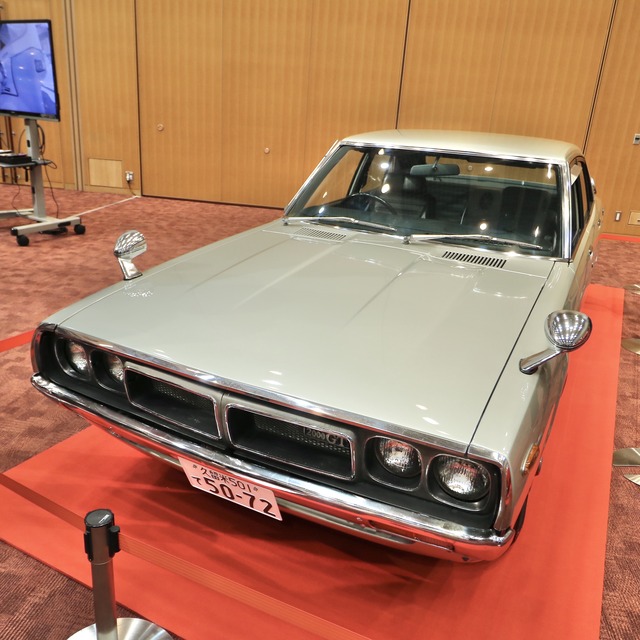 日産 スカイライン2000GT GC110型「ケンメリ」4ドアセダンの写真