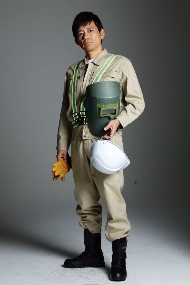 博多座で博多華丸さん主演「羽世保スウィングボーイズ」溶接工衣装