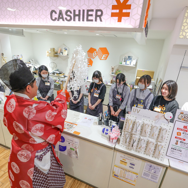 ゴリけんさんが「ゴリパラ雑貨店」2026年 インキューブ天神店にて、“ゴリ大明神”ご祈祷グリーティング。