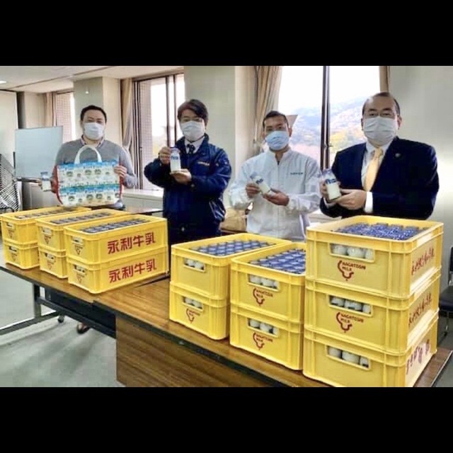 楠田大蔵太宰府市長、永利牛乳さんの瓶牛乳4000本購入のお願い