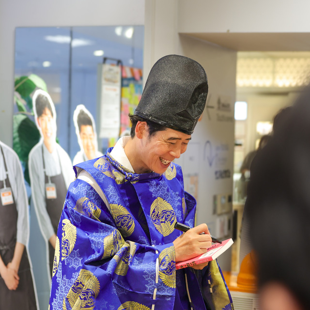 パラシュート部隊 矢野ぺぺさんが「ゴリパラ雑貨店」2026年 インキューブ天神店にて、“ぺぺ大明神”ご祈祷グリーティング。