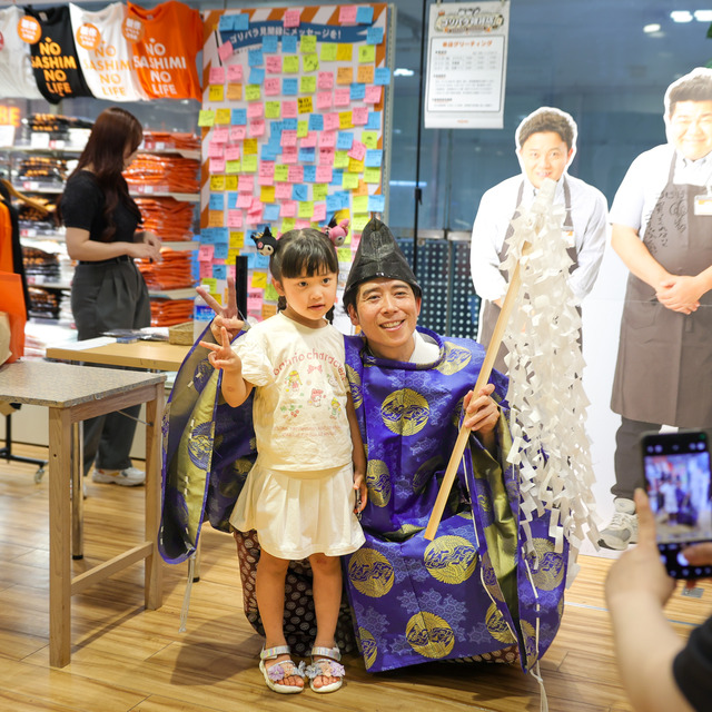 パラシュート部隊 矢野ぺぺさんが「ゴリパラ雑貨店」2026年 インキューブ天神店にて、“ぺぺ大明神”ご祈祷グリーティング。