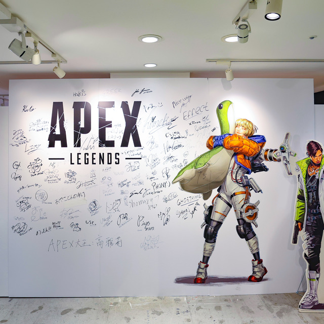 「Apex Legends™ Museum + POP UP STORE」サインが書かれた壁