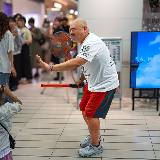 クロちゃんが福岡パルコで「松竹 JAPAN GP CONTEST 2025」をアピール