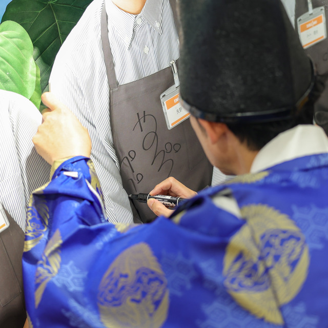 パラシュート部隊 矢野ぺぺさんが「ゴリパラ雑貨店」2026年 インキューブ天神店にて、“ぺぺ大明神”ご祈祷グリーティング。
