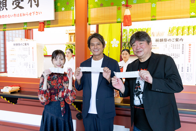 織田裕二、趣里、本広克行監督が福岡・太宰府天満宮で踊るヒット祈願